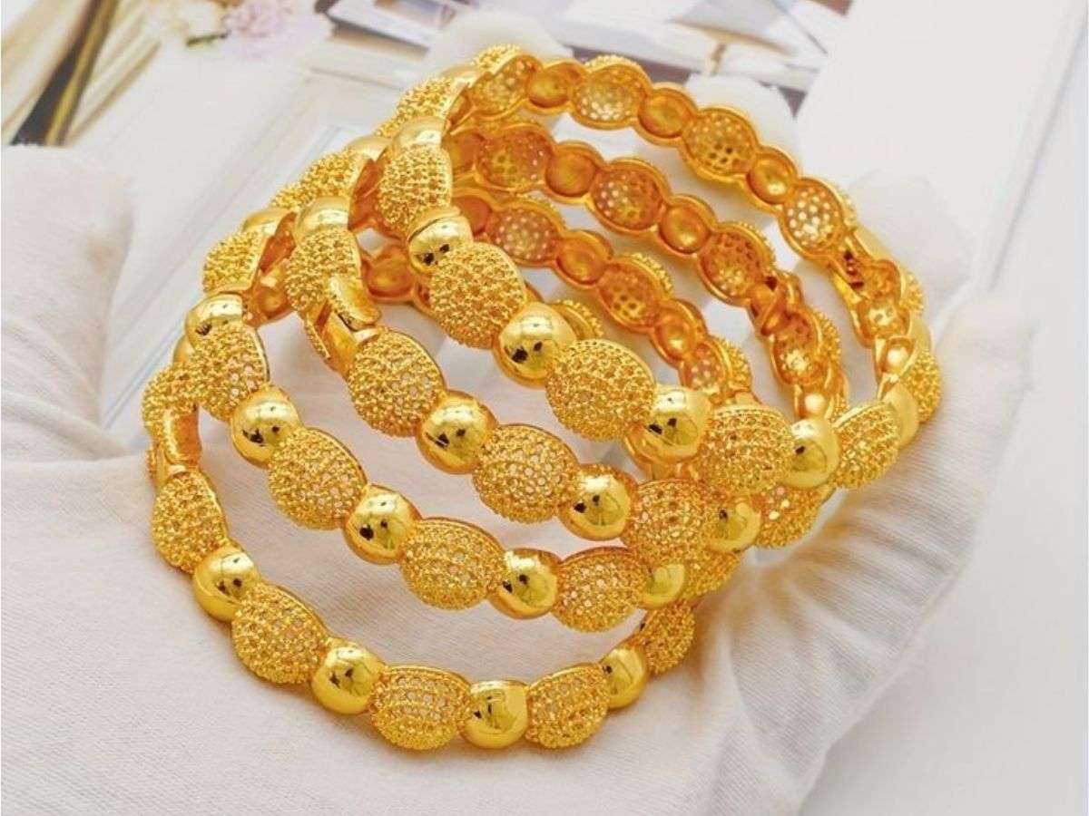 Latest Gold Bangle Designs: इस धनतेरस वाईफ को करे सरप्राइज इन लेटेस्ट गोल्ड बैंगल्स डिजाइन से 1 Latest Gold Bangle Designs