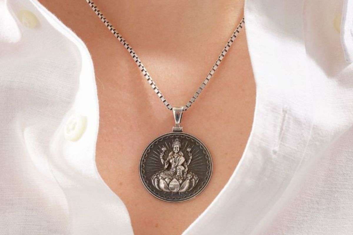 Latest Silver Jewelry For Dhanteras: गोल्ड महंगा है तो क्या,इस बार धनतेरस पर खरीदें चांदी की ये लेटेस्ट और यूनिक ज्वेलरी 7 Latest-Silver-Jewelry-For-Dhanteras-