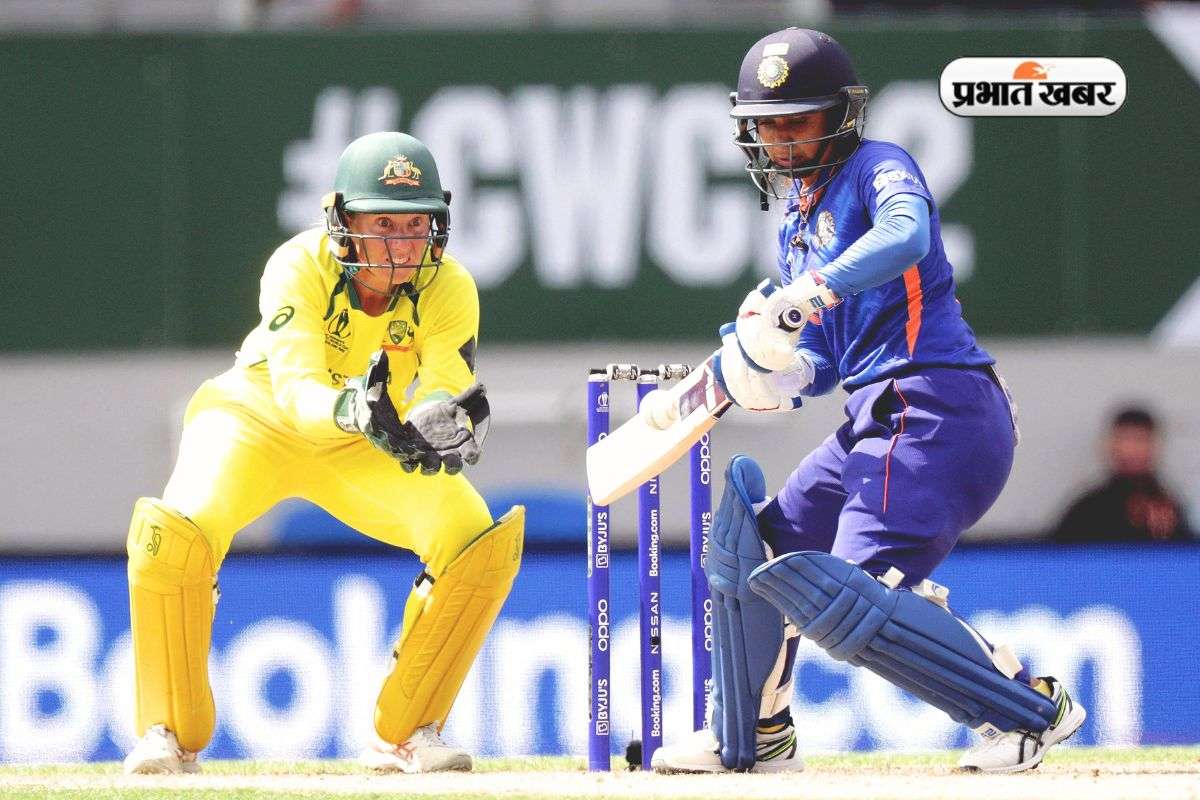 Women Cricketाी Ravi Kalpana and Mithali Raj Have Stand in Cricket Stadium