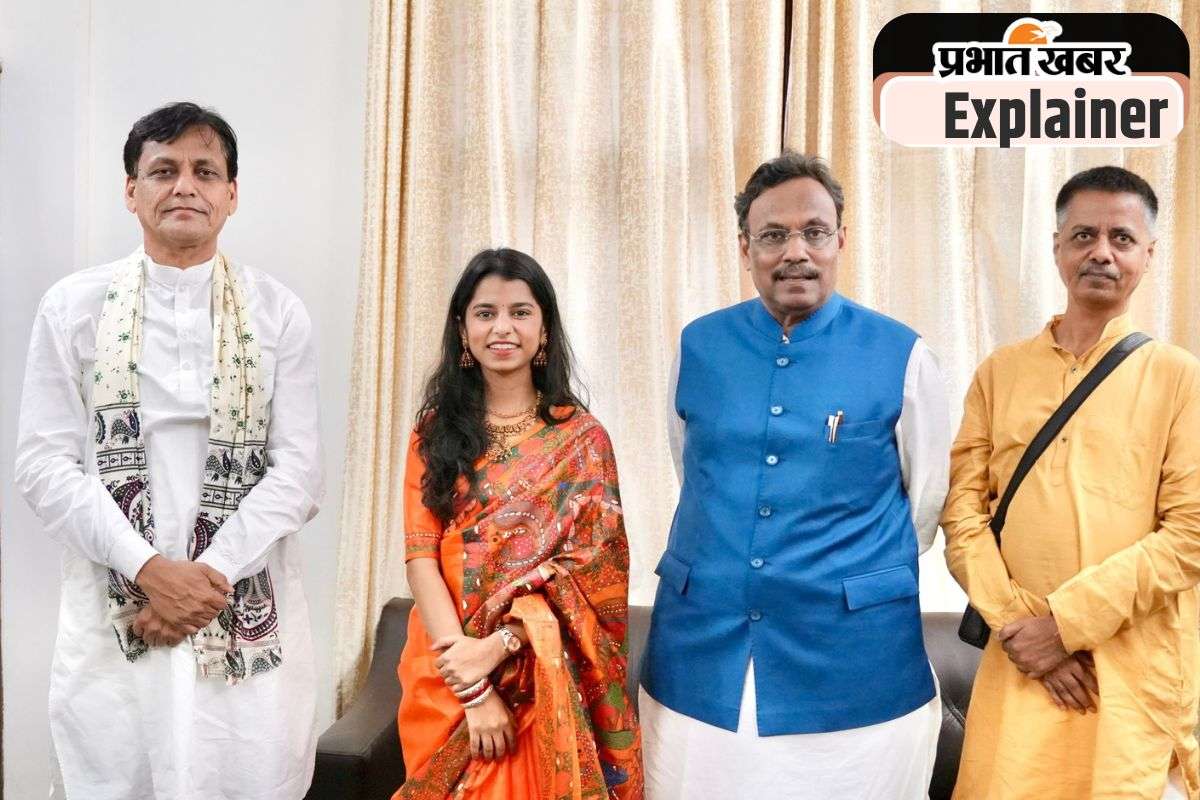 Maithili-Thakur-With-Vinod-Tawde-And-Nityanand-Rai
