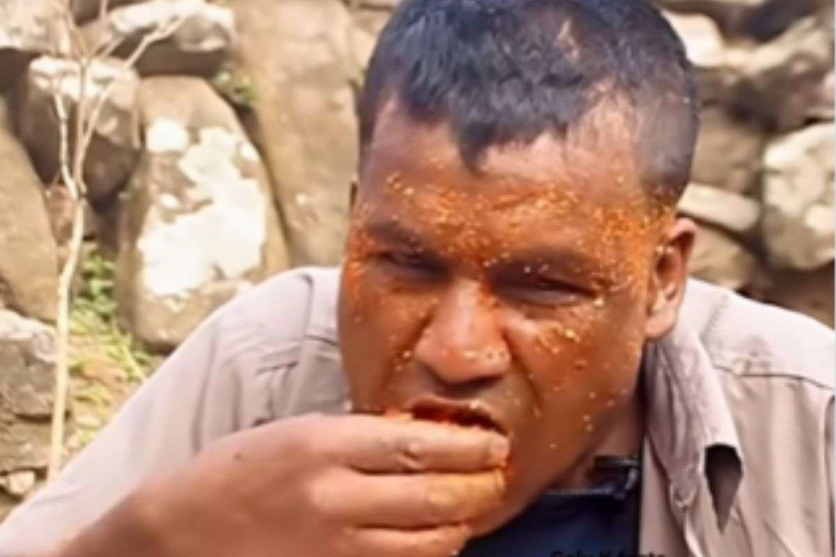 Man Eats Chillies