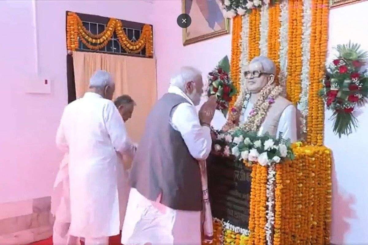 PM Modi Bihar Visit tribute to leader in Karpoori village met family members of Karpoori Thakur