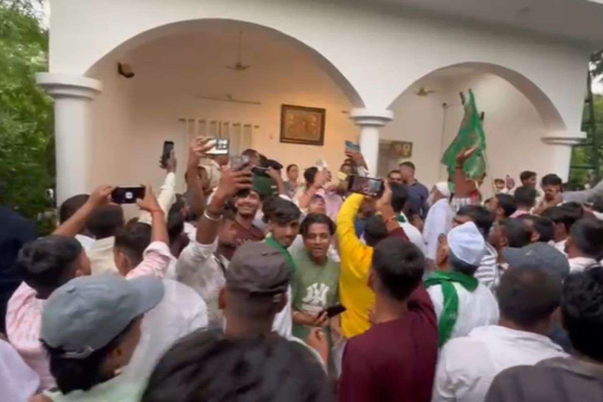 राबड़ी देवी के सामने विरोध प्रदर्शन करते राजद समर्थक