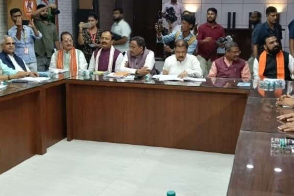 BJP मुख्यालय में बैठक के दौरान ली गई फोटो