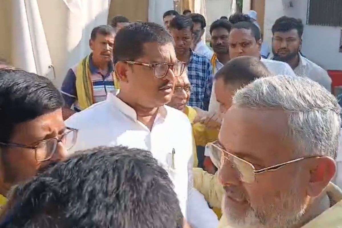 जन सुराज दफ्तर में हंगामा करते समर्थक