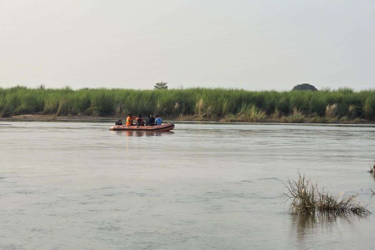 Team searching for bodies in Son River