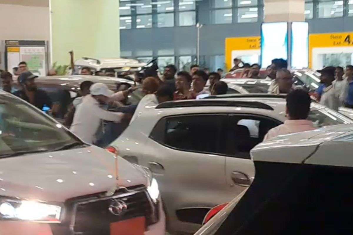 Congress leaders brutally kicked at Patna airport