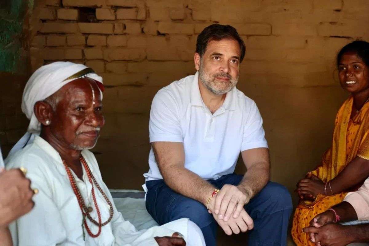Bhagirath Manjhi with Rahul Gandhi