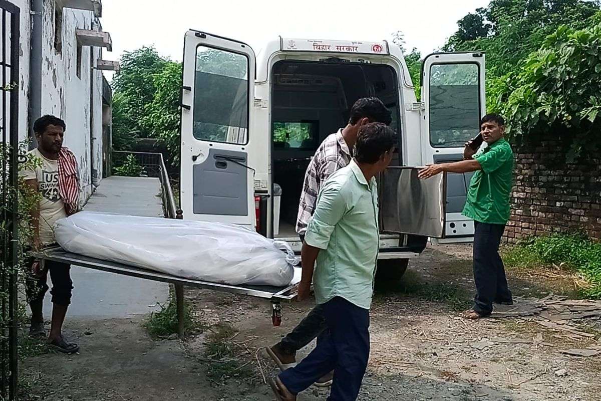 शव को पोस्टमार्टम के लिए ले जाते कर्मचारी