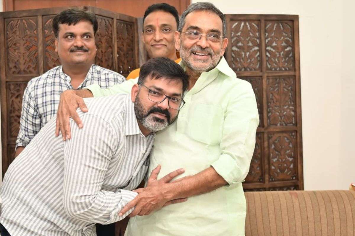 उपेंद्र कुशवाहा से मिलते पवन सिंह की फाइल फोटो