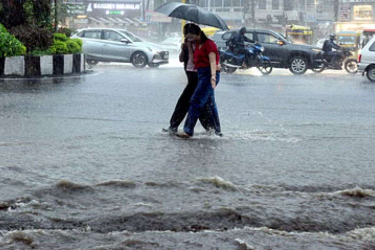 Bihar Rain Alert: बिहार के कई शहरों में अचानक बिगड़ा मौसम, तेज बारिश का अलर्ट जारी