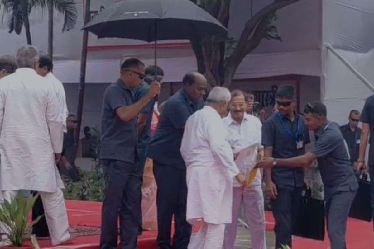 CM नीतीश के पास अचानक से पहुंचा शख्स