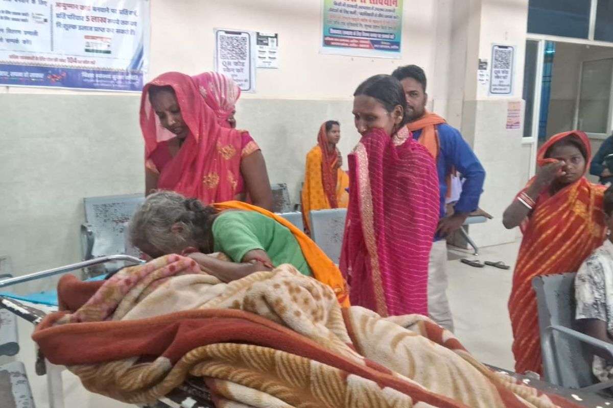 अस्पताल में बेटी के शव से लिपटकर रोते परिजन