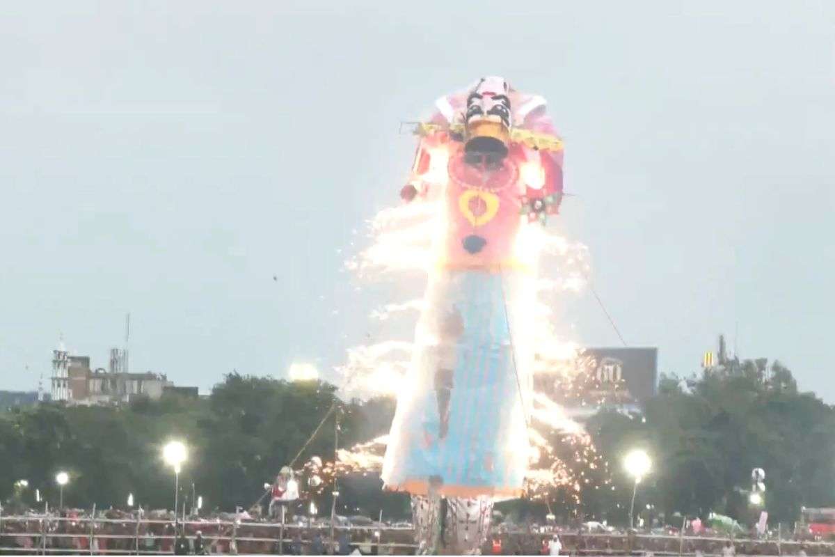 पटना के गांधी मैदान में हुआ रावण का पुतला दहन