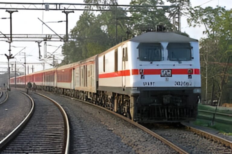 Railway Train Cancelled: दिवाली पर यात्रियों की बढ़ेंगी मुश्किले, रेलवे ने अलग-अलग राज्यों की कई ट्रेनें कर दीं कैंसिल