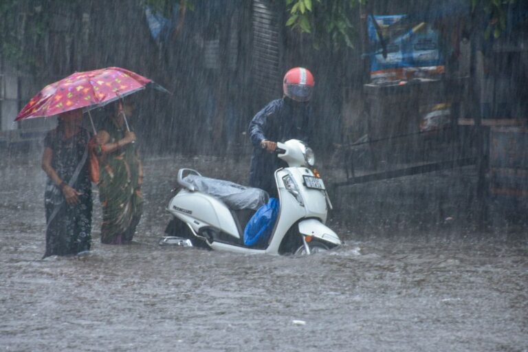 Rain Warning: अगले 48 घंटे में बदलेगा मौसम, इन राज्यों में भयंकर बारिश, आंधी-तूफान की चेतावनी