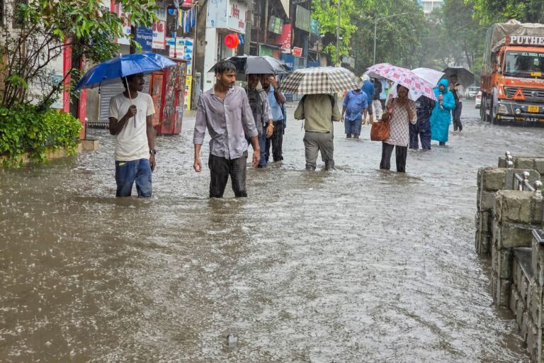 Cyclone Trackers: चक्रवात का अलर्ट, अति भारी बारिश की चेतावनी, 50 KM की रफ्तार से तूफानी हवा