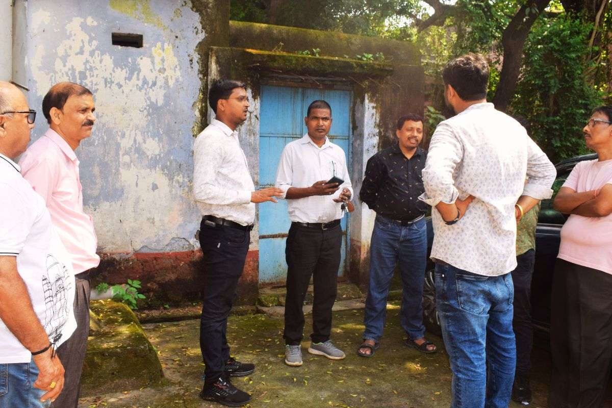 झरिया उप-डाकघर का पुराना भवन ध्वस्त, इंटरनेट की लाइन खराब, काम ठप 1 Sub Post Office Collapsed In Jharia Dhanbad News