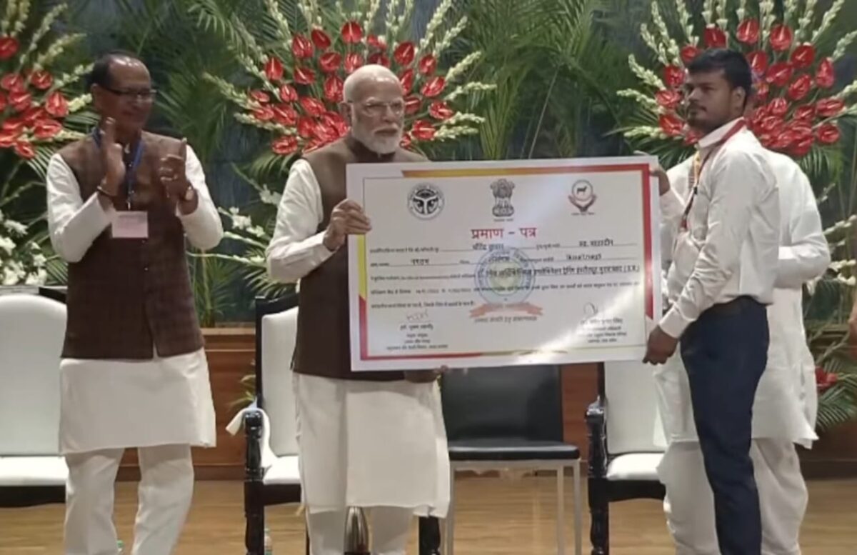 पीएम मोदी का किसानों को 'दिवाली गिफ्ट', प्रधानमंत्री धन-धान्य कृषि योजना और दलहन आत्मनिर्भरता मिशन का किया शुभारंभ 1 Whatsapp Image 2025 10 11 At 3.51.18 Pm 1 1