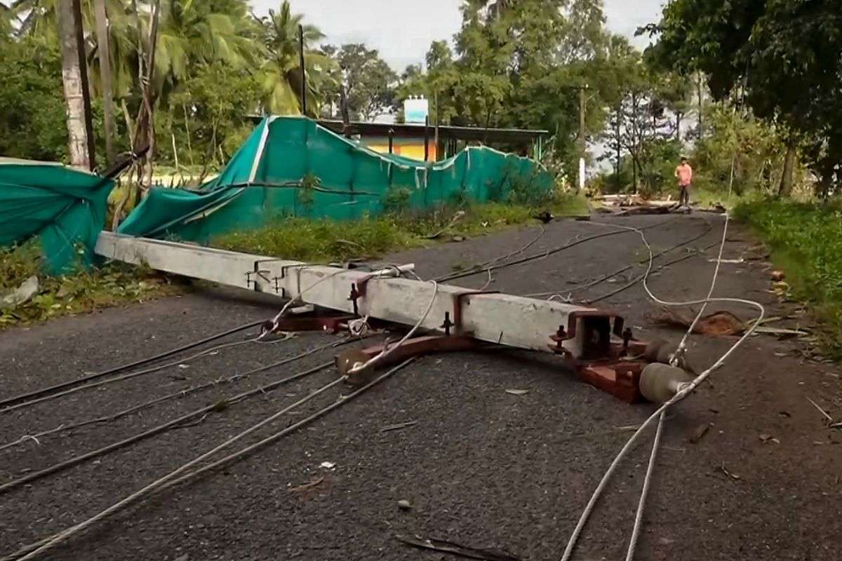 broken-electric-pole