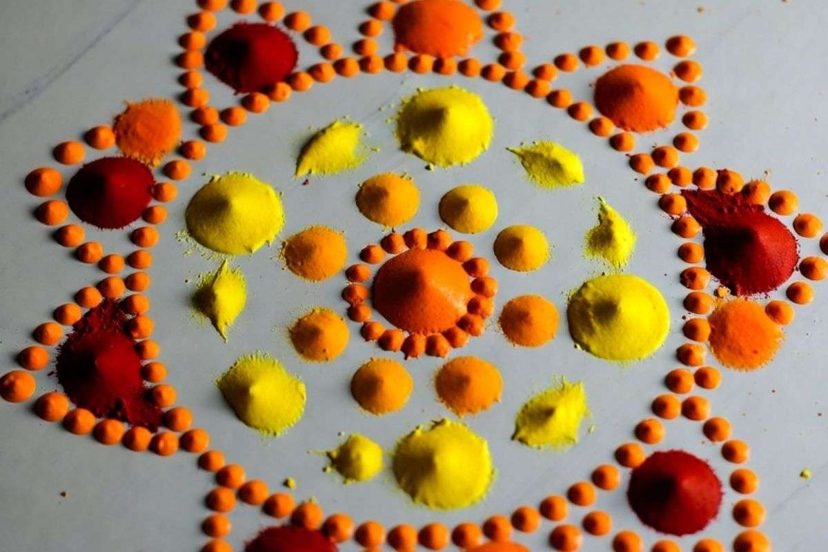 Diwali Rangoli Designs 2025: आपके आंगन की रौनक बढ़ाएंगे ये लेटेस्ट रंगोली डिजाइन, देखकर सब बोलेंगे- वाह! 5 Dots Rangoli Design For Diwali