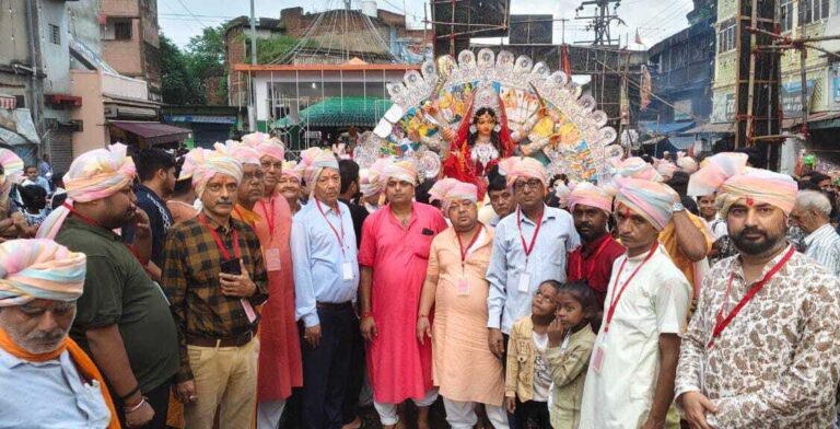 नम आंखों से मां अंबे को दी गयी विदाई