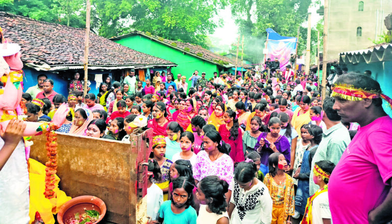 Chaibasa News : ””आसछे बोछोर आबार एसो मां… के नारों संग निकला जुलूस
