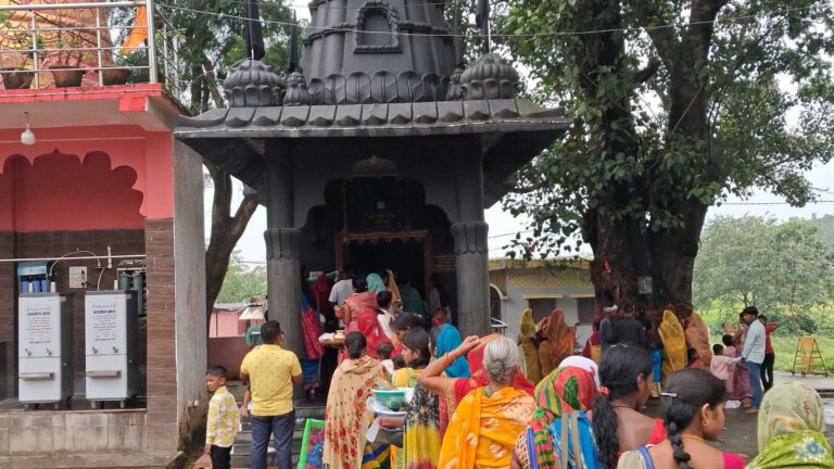 आम्रेश्वर धाम के शनि मंदिर में श्रद्धालुओं की भीड़