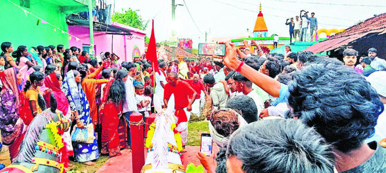 Seraikela Kharsawan News : मुरुप में भक्तों ने अंगारों पर चलकर दिखायी हठभक्ति