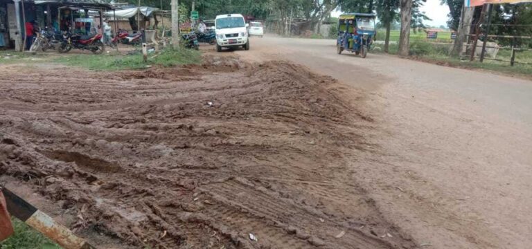 बालू डंपिंग यार्ड के कारण एनएच-333 पर कीचड़, बढ़ा हादसे का खतरा