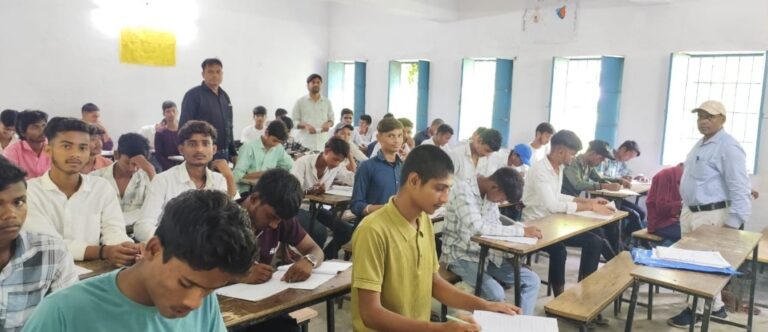 विश्वकर्मा उच्च विद्यालय में शांतिपूर्ण हुई में इंटर अर्धवार्षिक परीक्षा