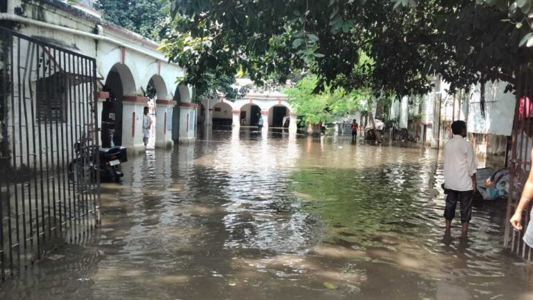 saran news. बारिश के तीन दिन बाद भी सड़कों पर जलजमाव, 70 पंपिग सेट से की जा रही निकासी