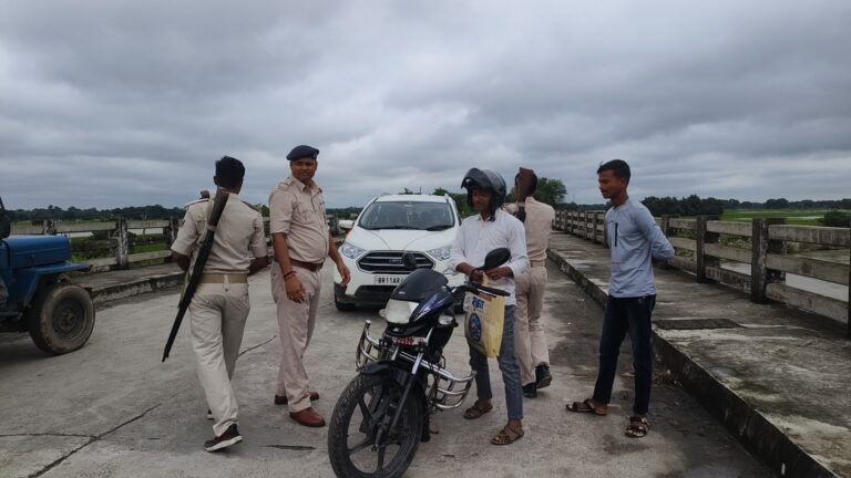 पुलिस ने की वाहनों की जांच