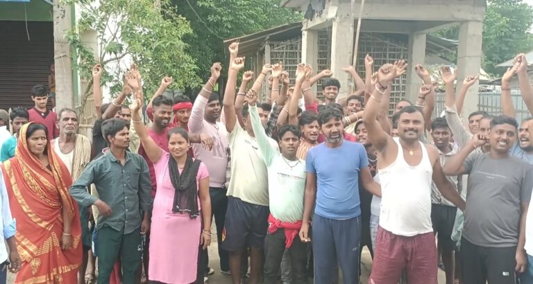 प्रावि पिपरा का गेट बंद कर ग्रामिणों ने किया प्रदर्शन
