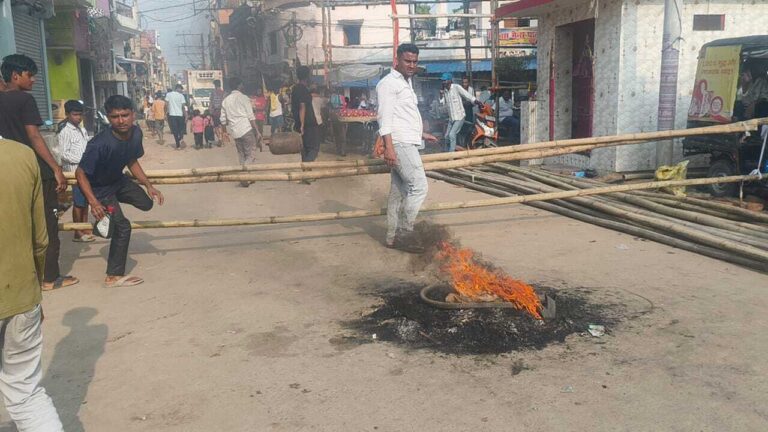 नाला बनाने एवं पानी निकासी को लेकर गुस्साये लोगों ने जाम की सड़क