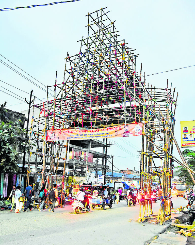 Public problem news : दुर्गोत्सव के बाद भी सड़क पर खड़े ताेरण द्वार दे रहे हादसे को न्योता