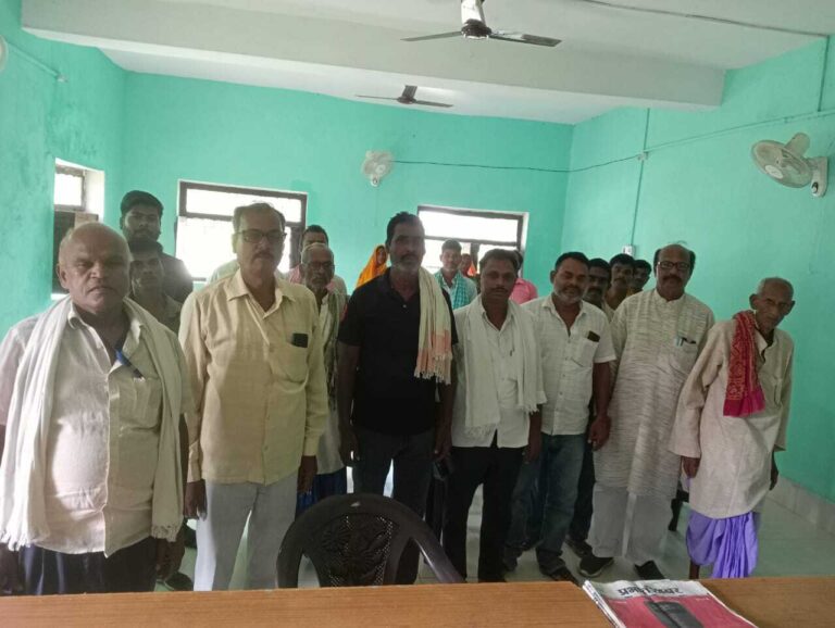 Bhagalpur news कृषि इनपुट वितरण में गड़बड़ी से नाराज किसान पहुंचे कृषि कार्यालय