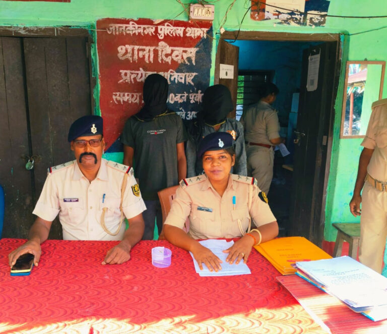 कारतूस के साथ दो युवक धराये