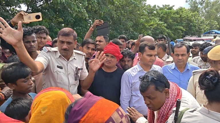 Motihari : बाढ़ में प्रशासनिक अनदेखी पर ग्रामीणों ने एनएच किया जाम