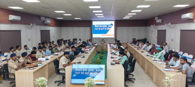 सजगता व समर्पण से निभाएं जिम्मेदारी, पारदर्शी चुनाव कराना प्राथमिकता – डीएम
