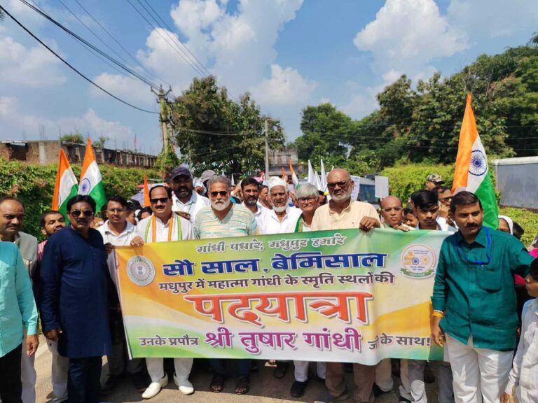 सौ साल बेमिसाल : महात्मा गांधी के परपोते ने पदयात्रा कर मधुपुरवासियों को दिया कौमी एकता संदेश