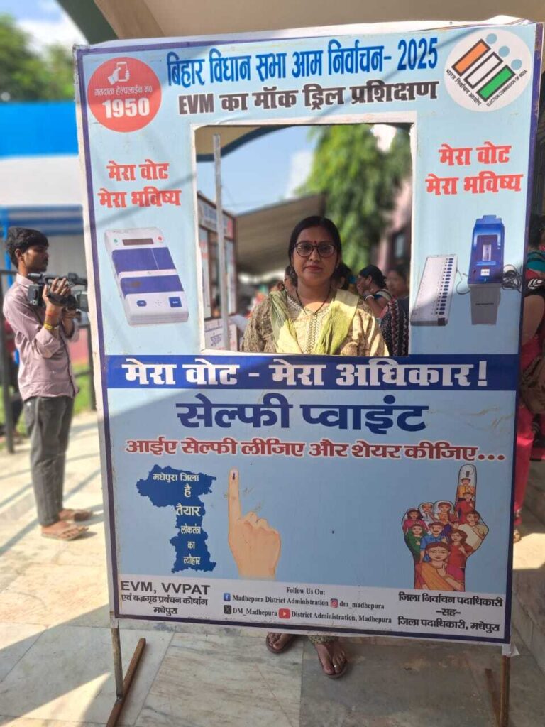 मॉक पोल के दौरान ईवीएम व वीवीपैट की कार्यप्रणाली का किया परीक्षण