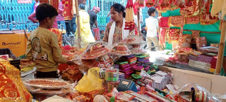 करवा चौथ आज, खरीदारी को लेकर बाजार में रही चहल-पहल