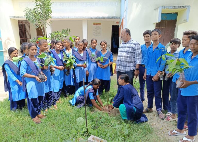gopalganj news. पेड़ पुत्र के समान, हर व्यक्ति लगाये कम से कम एक पौधा : प्रधानाचार्या