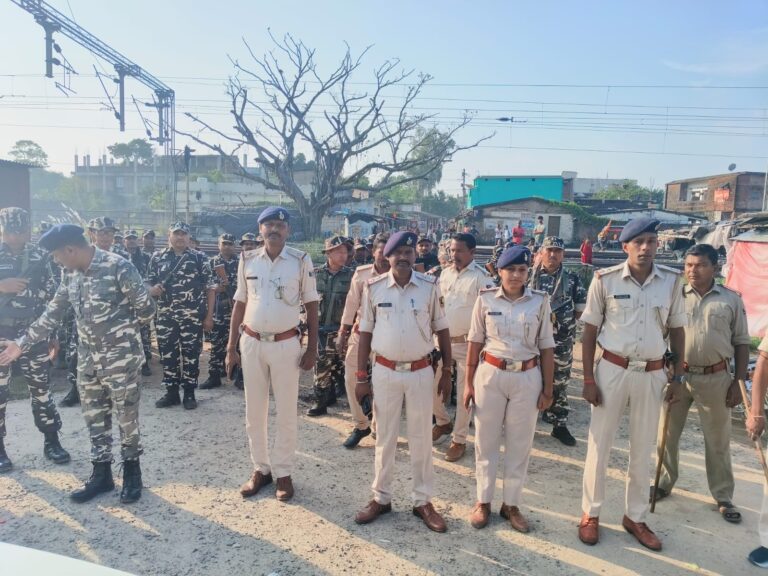 Madhubani : चुनाव को लेकर लखनौर पुलिस व एसएसबी ने किया फ्लैग मार्च