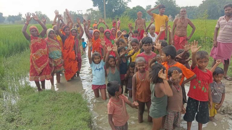 सड़क नही बनने पर ग्रामीणों ने किया प्रदर्शन