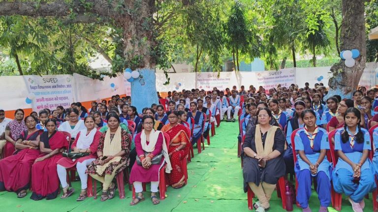 hajipur news. मतदान के महत्व पर छात्राओं ने बनायी पेंटिंग, लिखे स्लोगन
