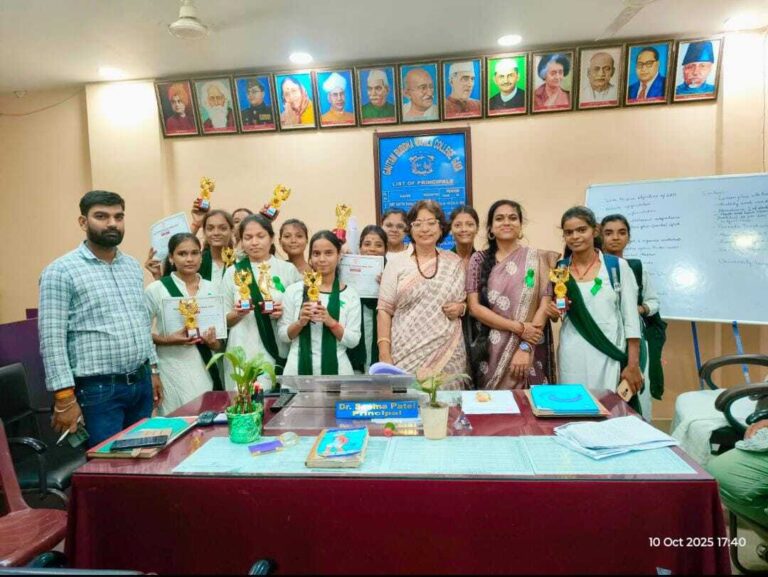 निबंध प्रतियोगिता में प्रथम स्थान प्राप्त करने पर प्राचार्य ने छात्रा को दी बधाई