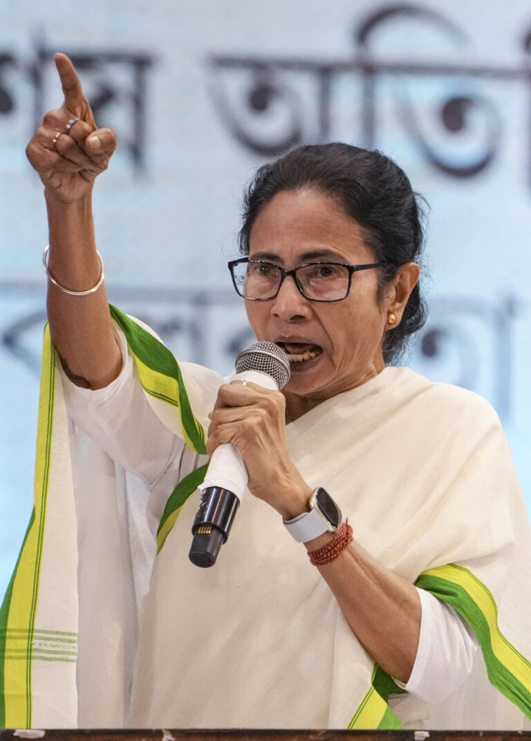 सीएम पहुंचीं हासीमारा, आपदा राहत में योगदान देने वालों को किया सम्मानित