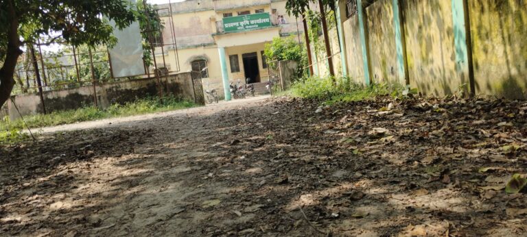 गंदगी से पटा कृषि विभाग कार्यालय परिसर खोल रहा है स्वच्छता अभियान की पोल